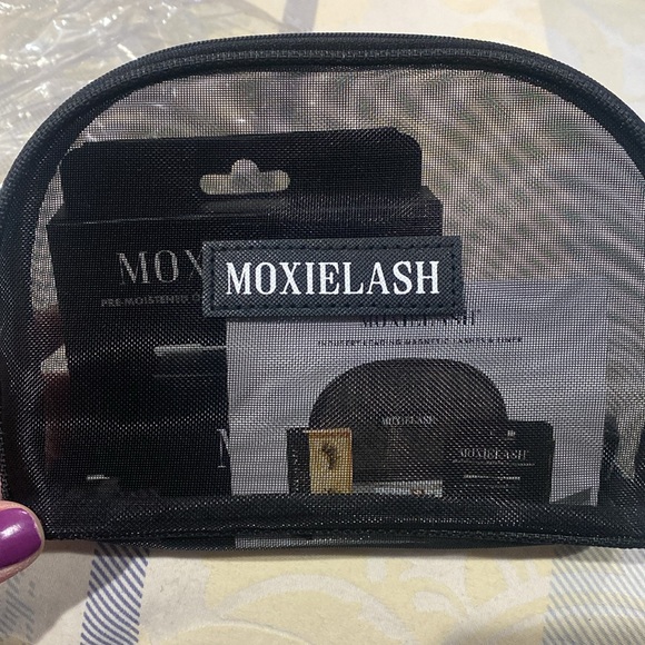 💕NEW!!! MOXIELASH MAGNETIC EYELASH KIT💕 - Picture 3 of 6